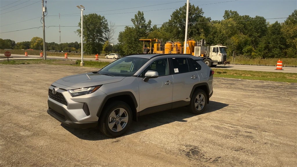2025 Toyota RAV4 Hybrid XLE photo 4