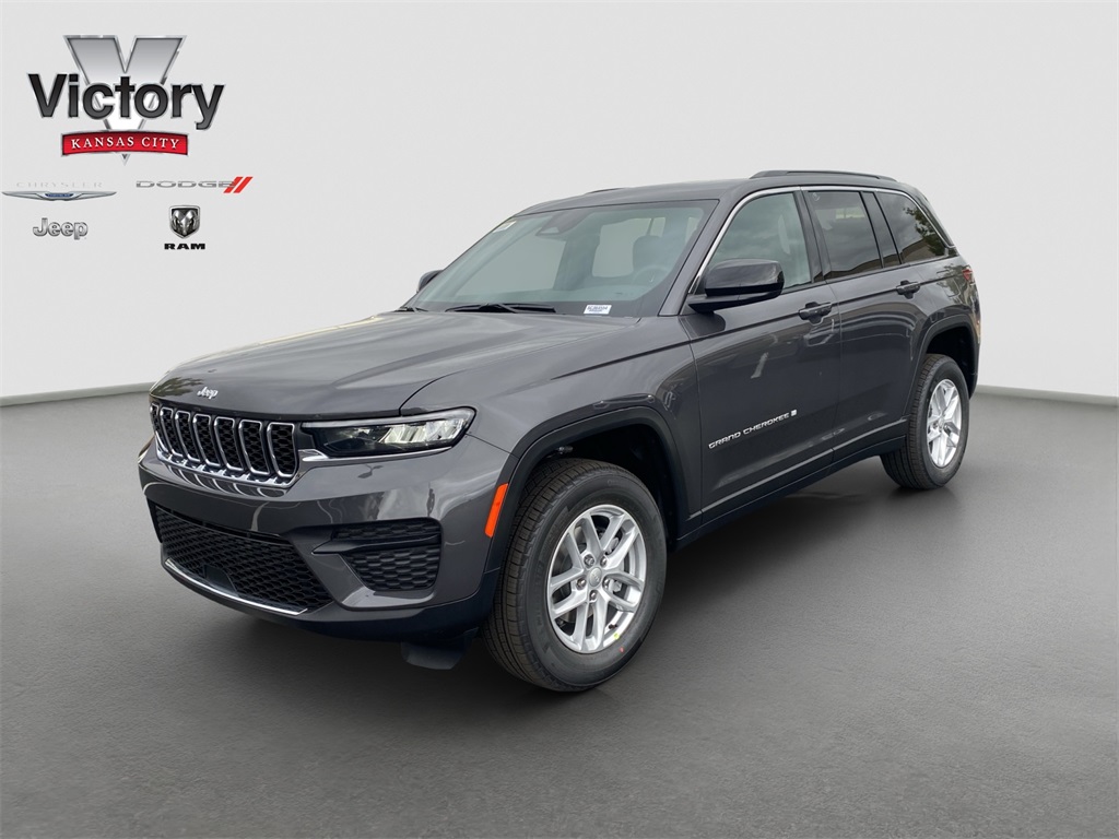2025 Jeep Grand Cherokee Laredo photo 3