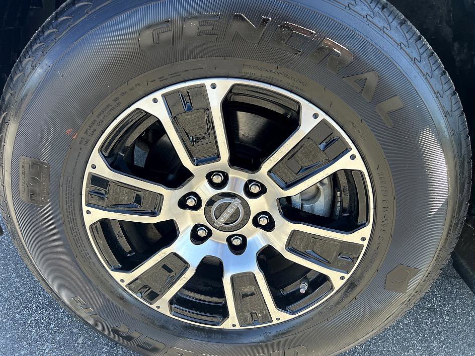 2024 Nissan Titan SV Crew Cab photo 9