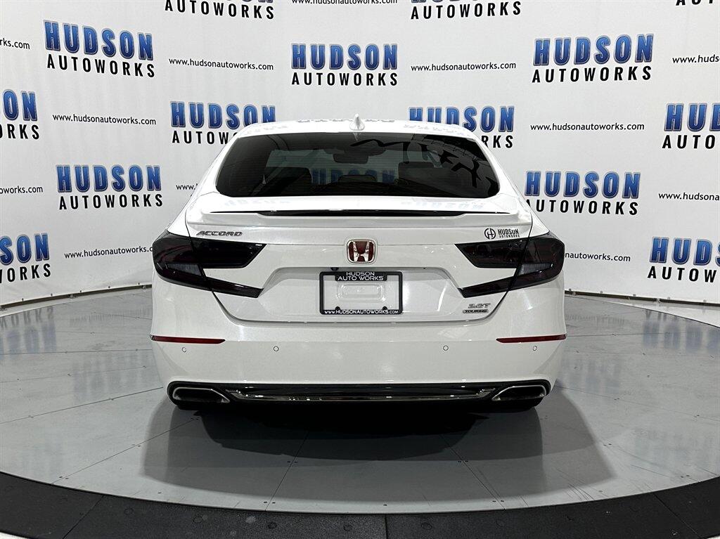 2018 Honda Accord Touring 2.0T photo 3