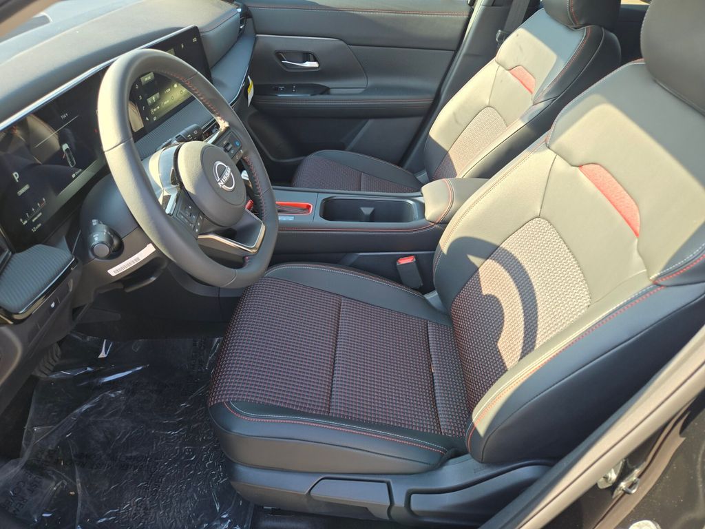 2025 Nissan Kicks SR photo 3