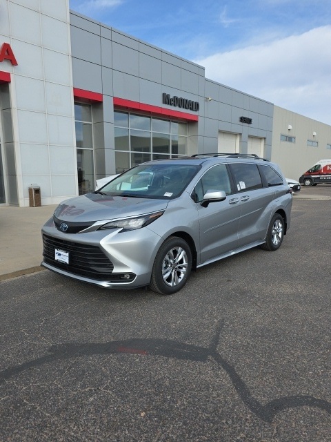 2025 Toyota Sienna XLE's photo