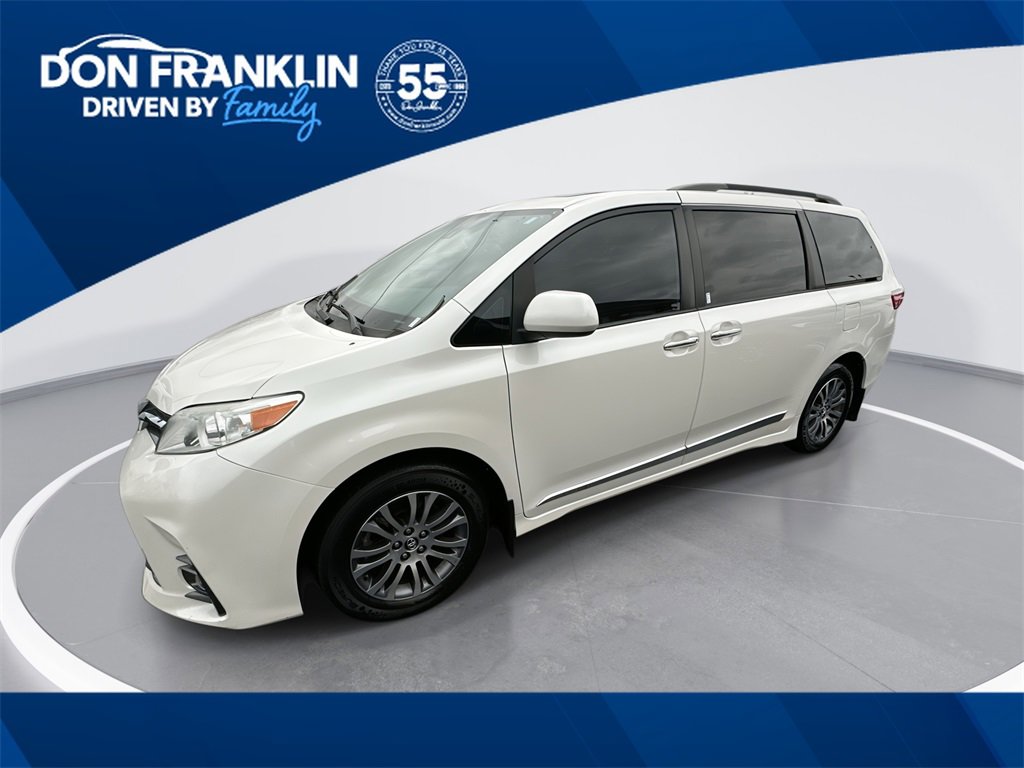 2019 Toyota Sienna XLE's photo