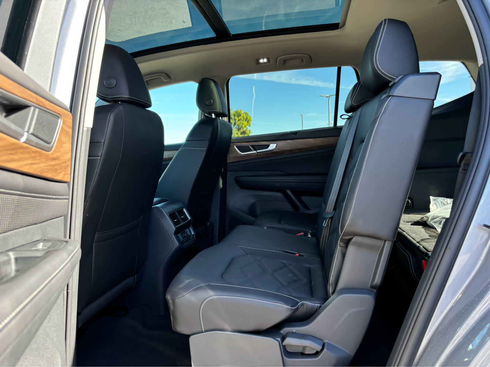 2025 Volkswagen Atlas SE Technology photo 9