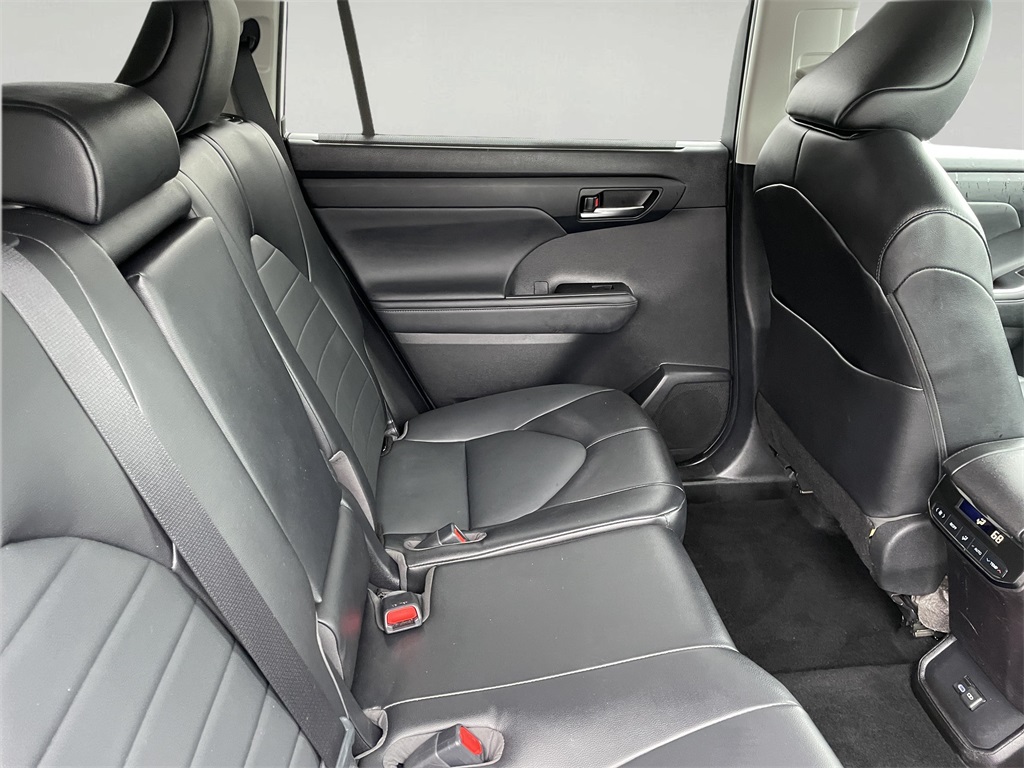 2022 Toyota Highlander XLE photo 12