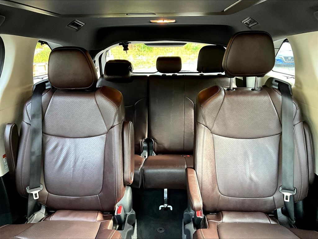 2022 Toyota Sienna Platinum photo 16