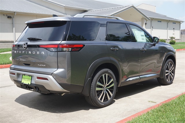 2025 Nissan Pathfinder Platinum photo 2