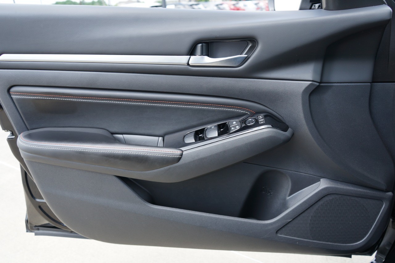 2023 Nissan Altima SR photo 21