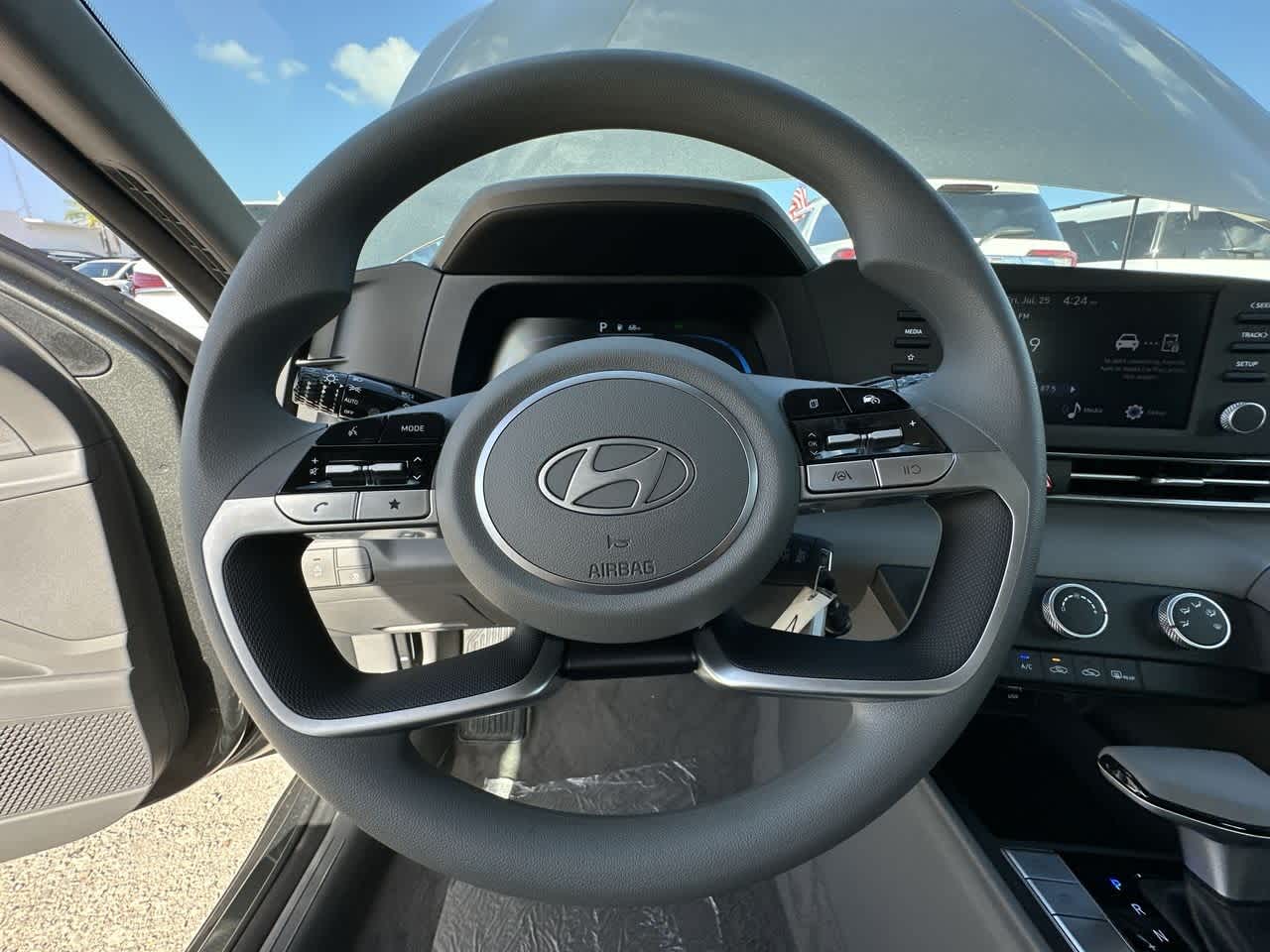 2025 Hyundai Elantra SE photo 14