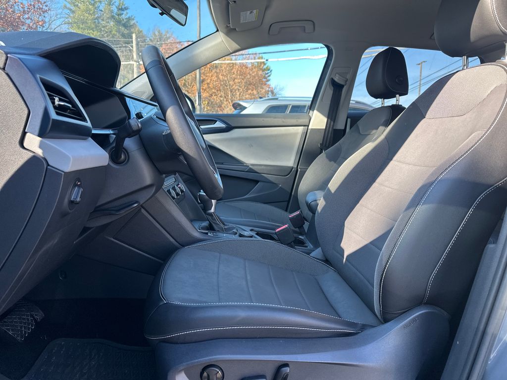 2022 Volkswagen Taos SE photo 3