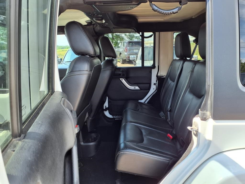 2015 Jeep Wrangler Unlimited Sahara photo 10