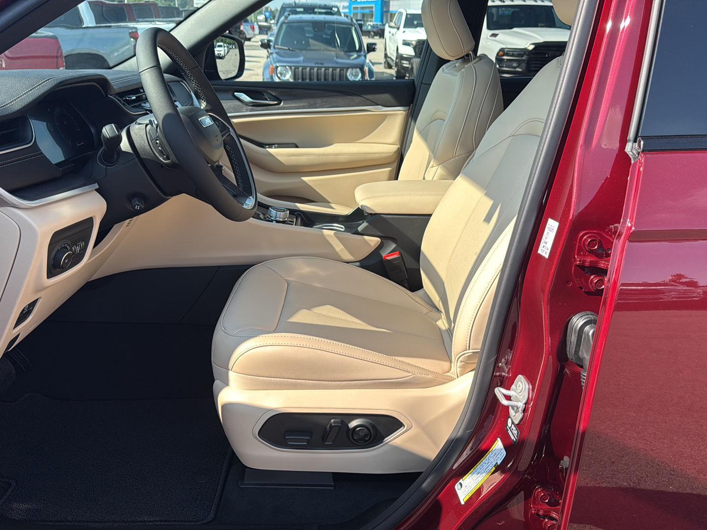 2025 Jeep Grand Cherokee Limited photo 10