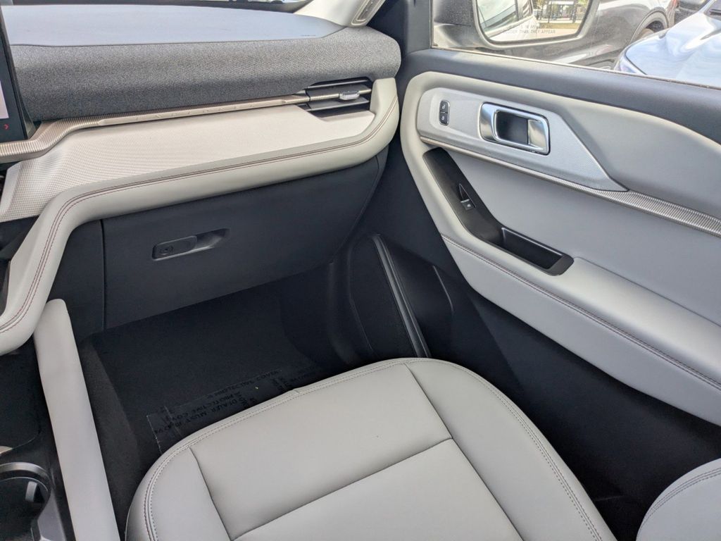 2025 Ford Explorer photo 18