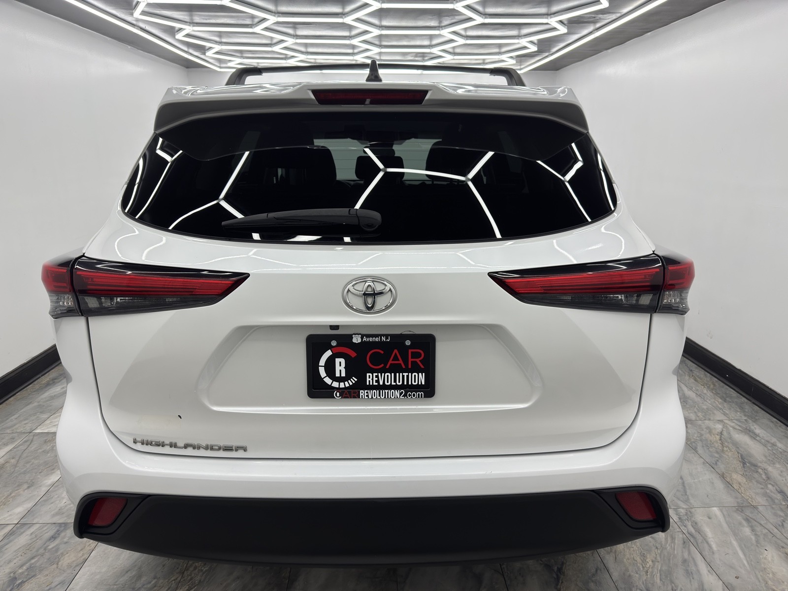 2023 Toyota Highlander L photo 4