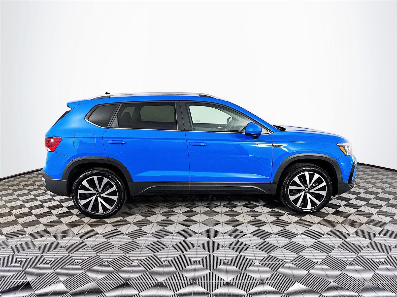 2024 Volkswagen Taos SE photo 4
