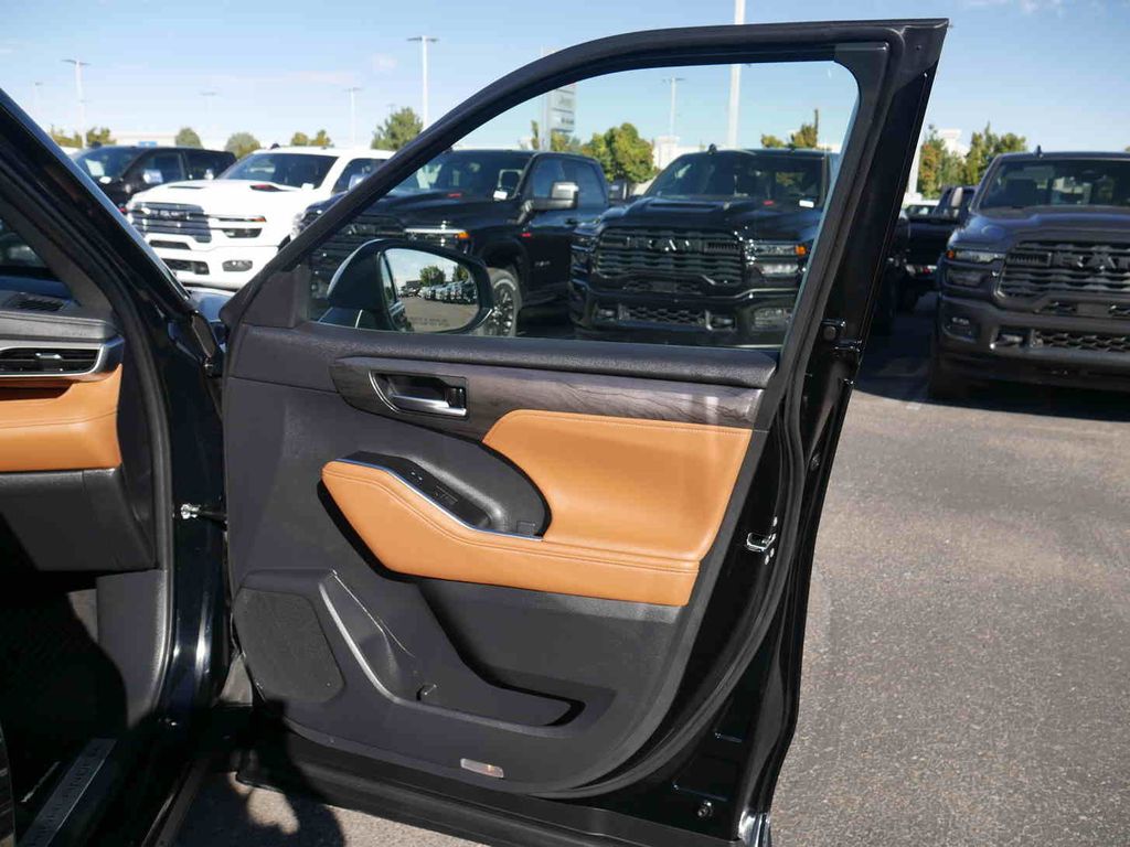 2023 Toyota Highlander LE photo 24