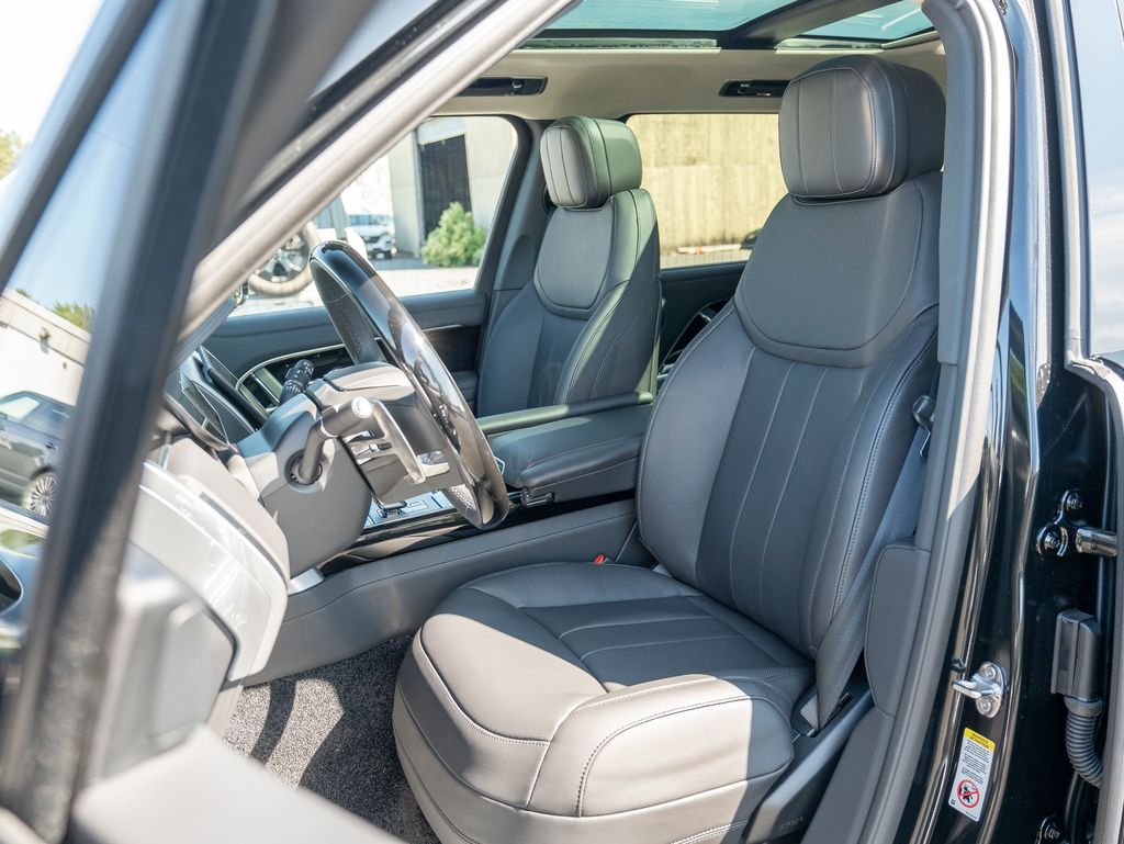 2025 Land Rover Range Rover SE photo 18