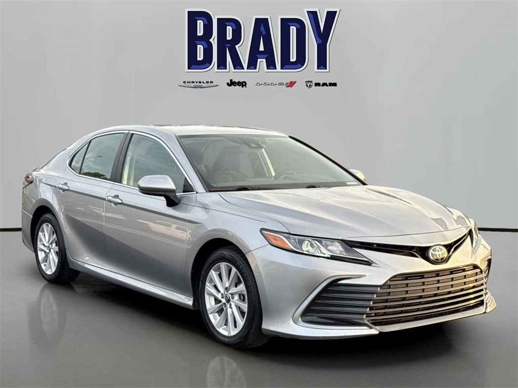 2024 Toyota Camry LE's photo