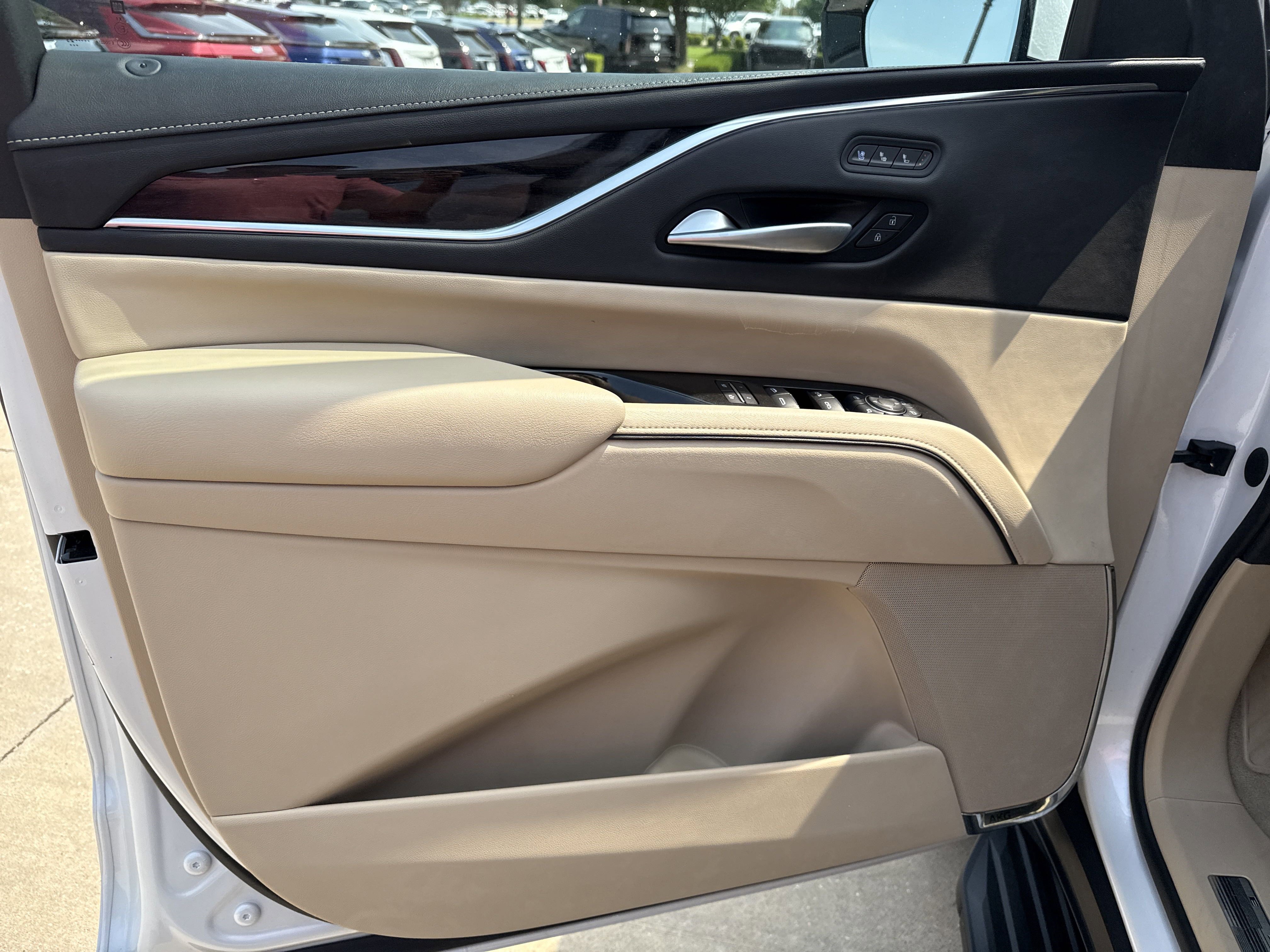 2023 Cadillac Escalade Premium Luxury photo 7