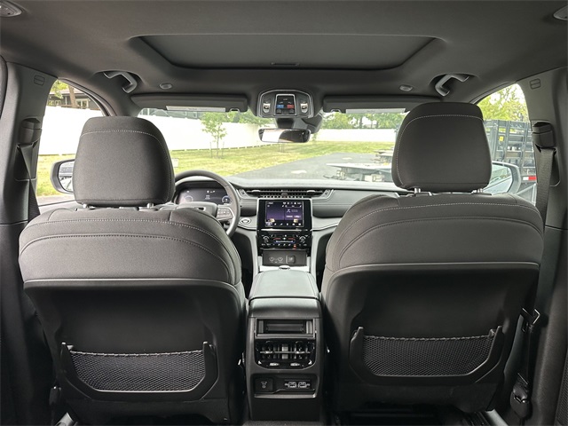 2025 Jeep Grand Cherokee Laredo photo 11