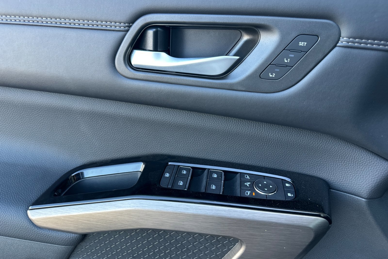 2025 Nissan Pathfinder Platinum photo 11
