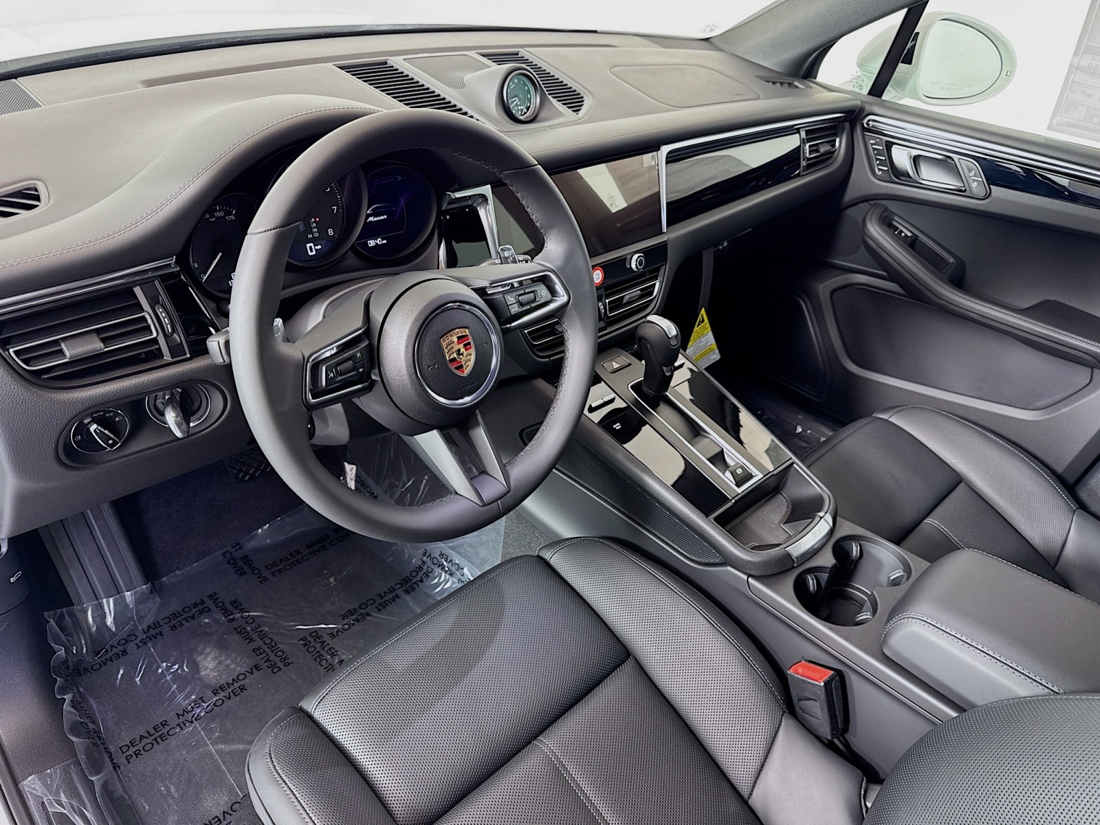 2025 Porsche Macan T photo 4