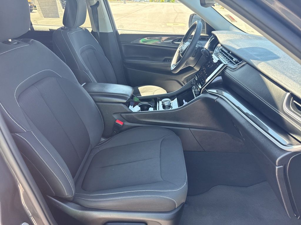 2023 Jeep Grand Cherokee Laredo photo 10