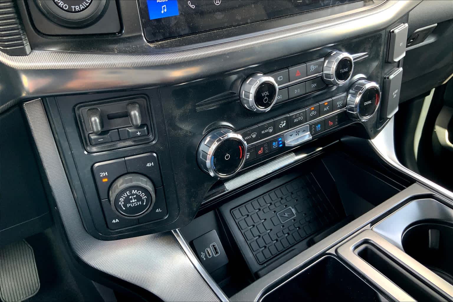 2025 Ford F-150 Platinum photo 14