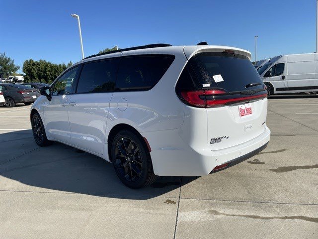 2026 Chrysler Pacifica Limited photo 2