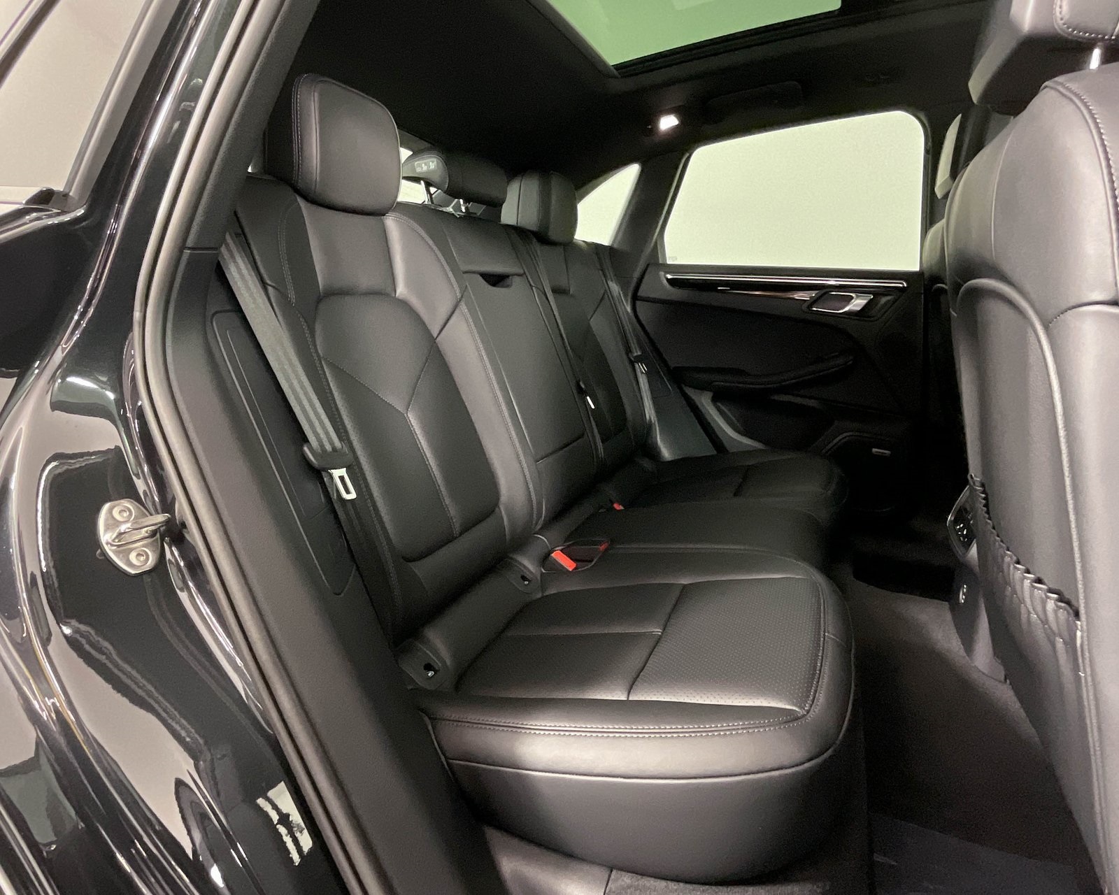 2025 Porsche Macan S photo 22