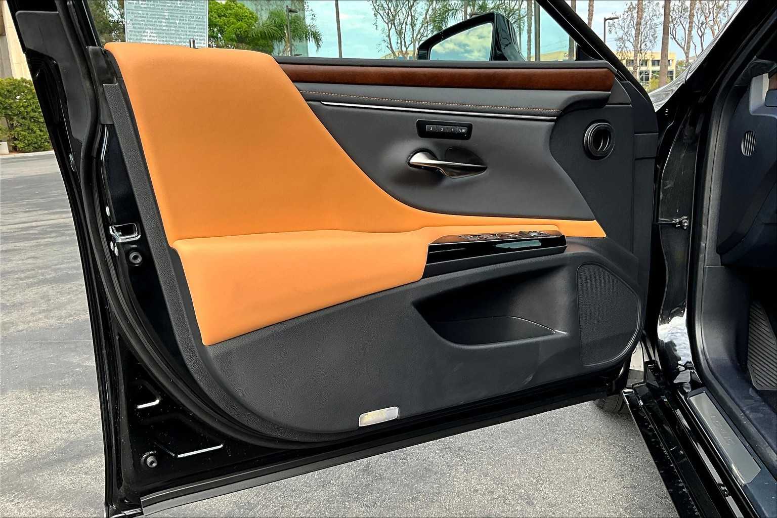 2025 Lexus ES 350 photo 16