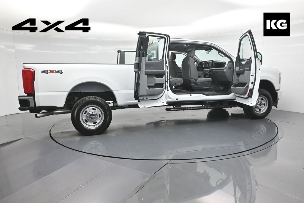 2025 Ford F-350 Super Duty XL's photo