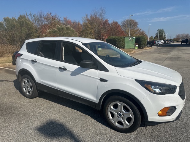 2019 Ford Escape S photo 2