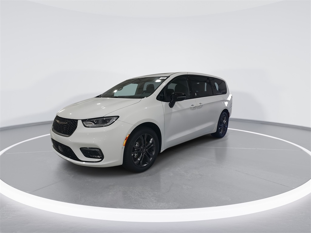 2026 Chrysler Pacifica photo 3