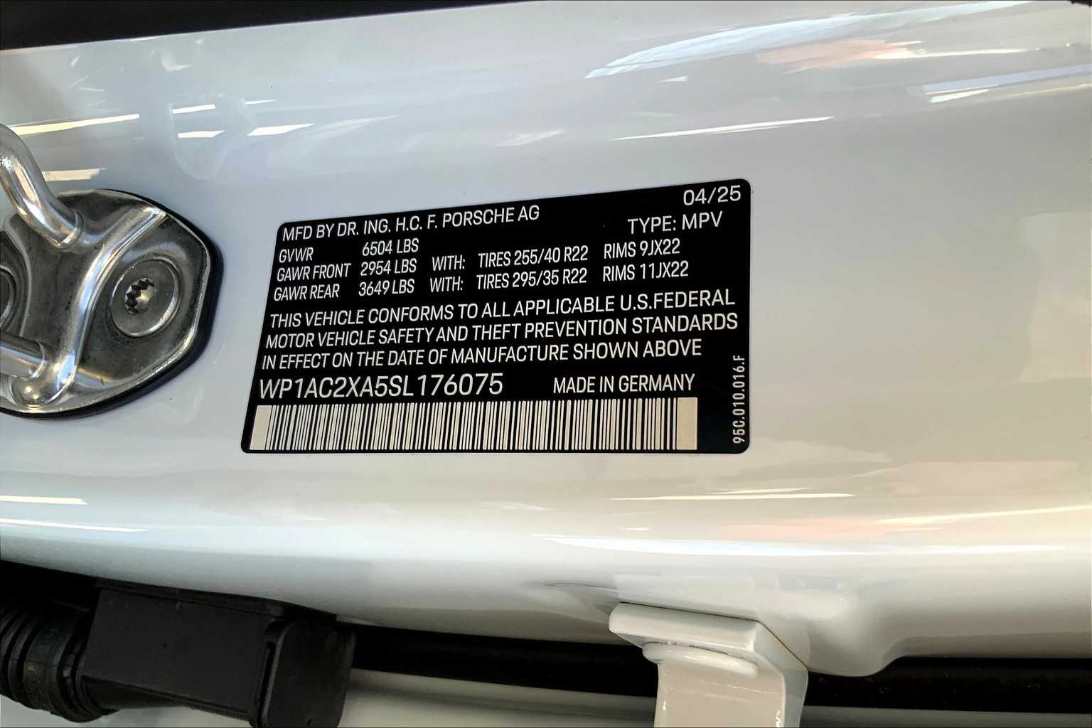 2025 Porsche Macan Electric Turbo photo 24