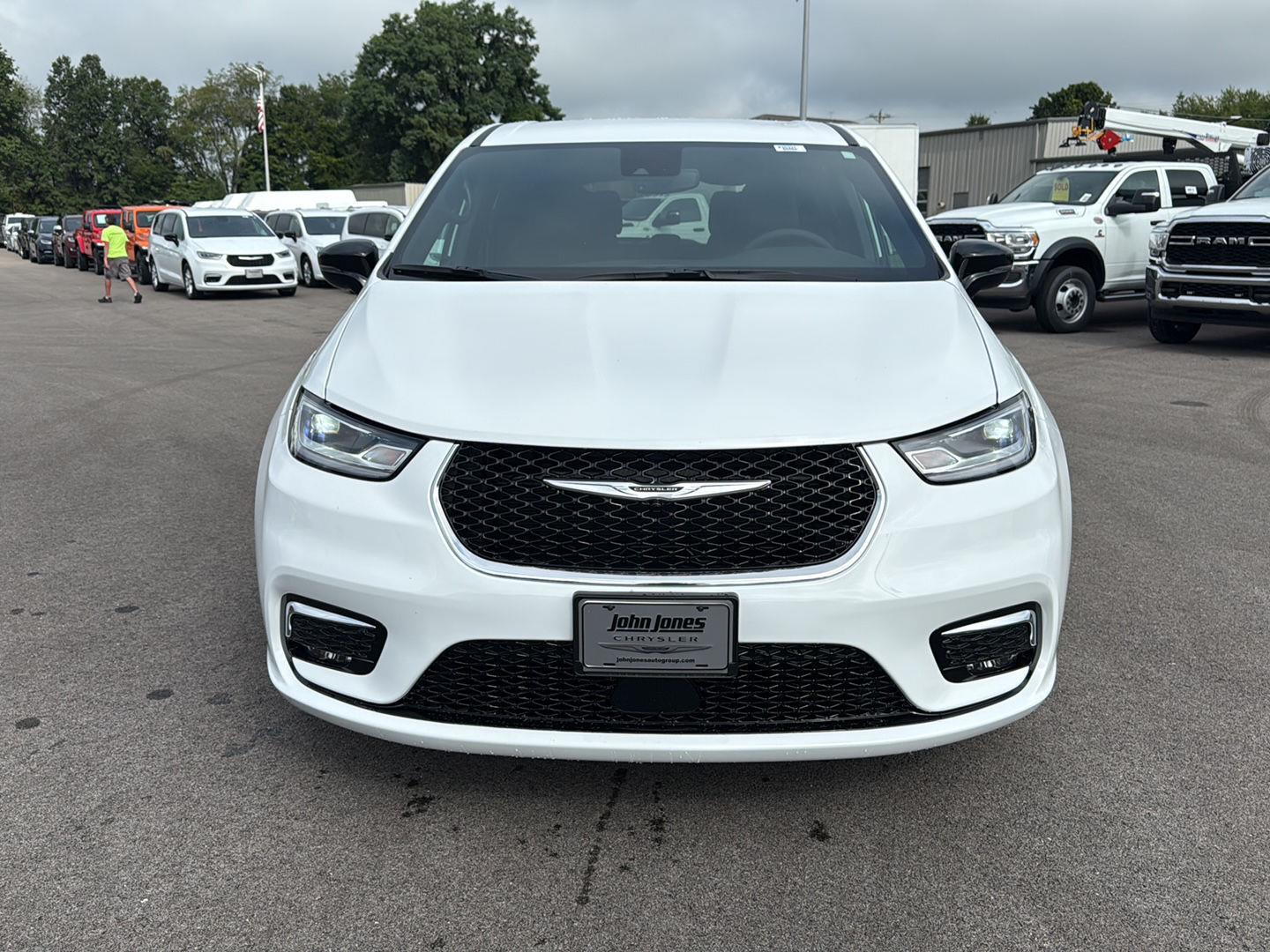 2026 Chrysler Pacifica photo 13