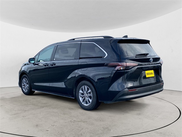 2023 Toyota Sienna LE photo 3