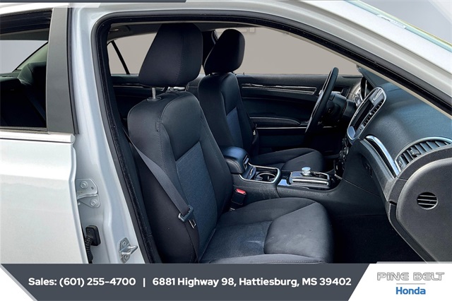 2022 Chrysler 300 Touring photo 6