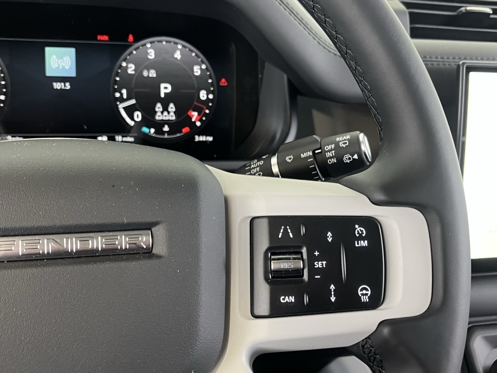 2025 Land Rover Defender 130 X-Dynamic SE photo 19