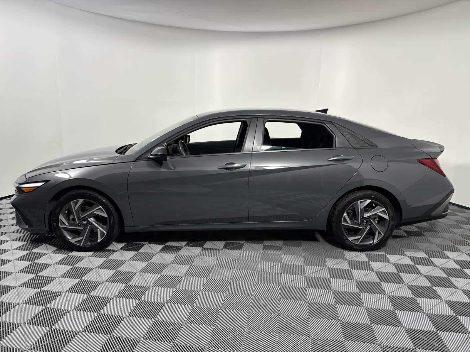 2025 Hyundai Elantra SEL Sport photo 3