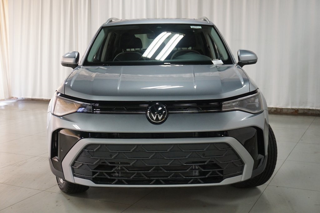 2025 Volkswagen Taos SE photo 4