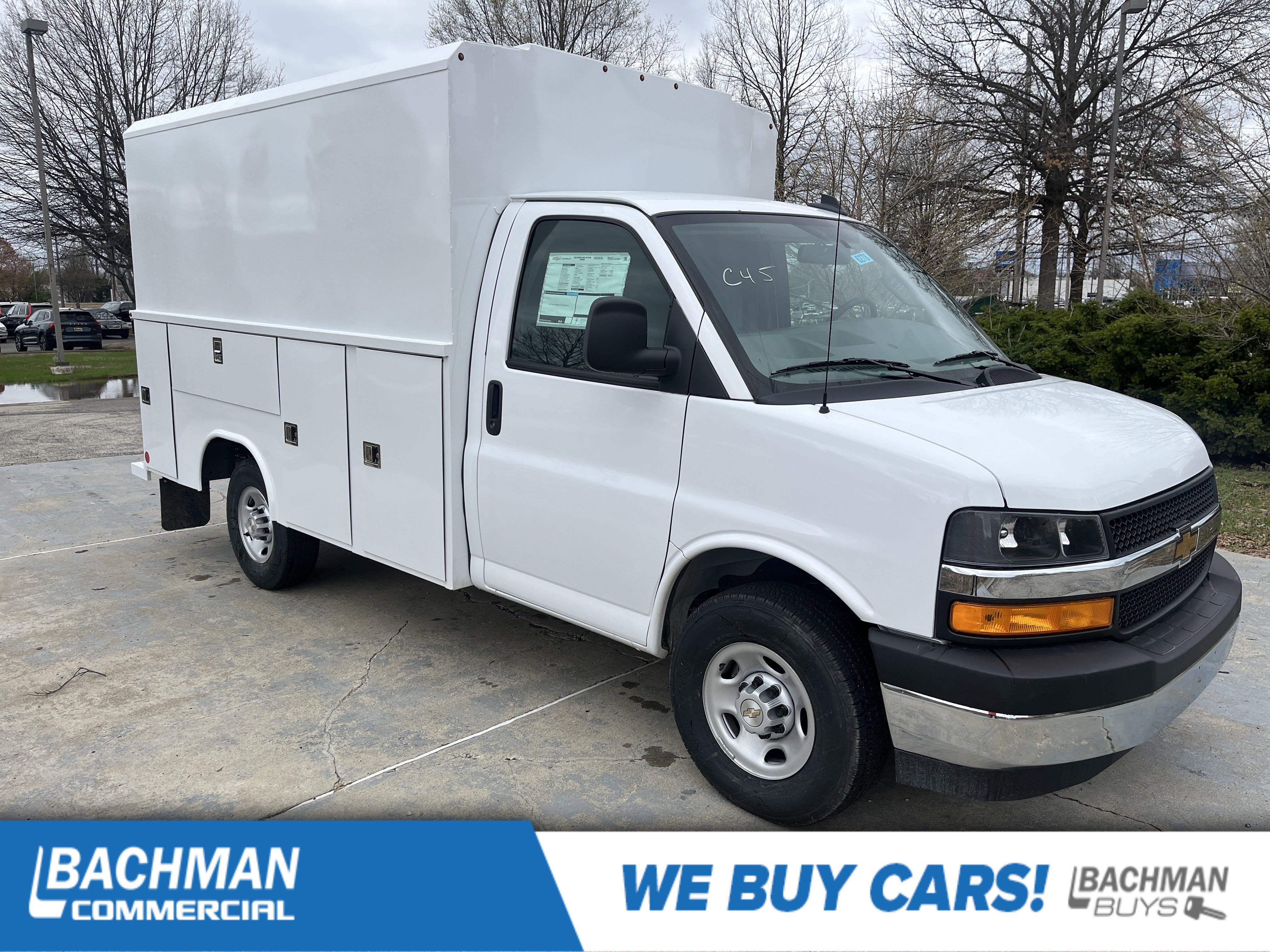 2025 Chevrolet Express Cutaway Base's photo