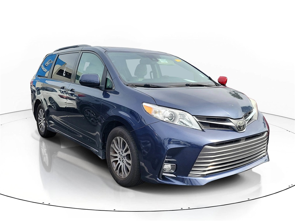 2019 Toyota Sienna XLE's photo