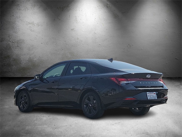 2023 Hyundai Elantra SEL photo 3