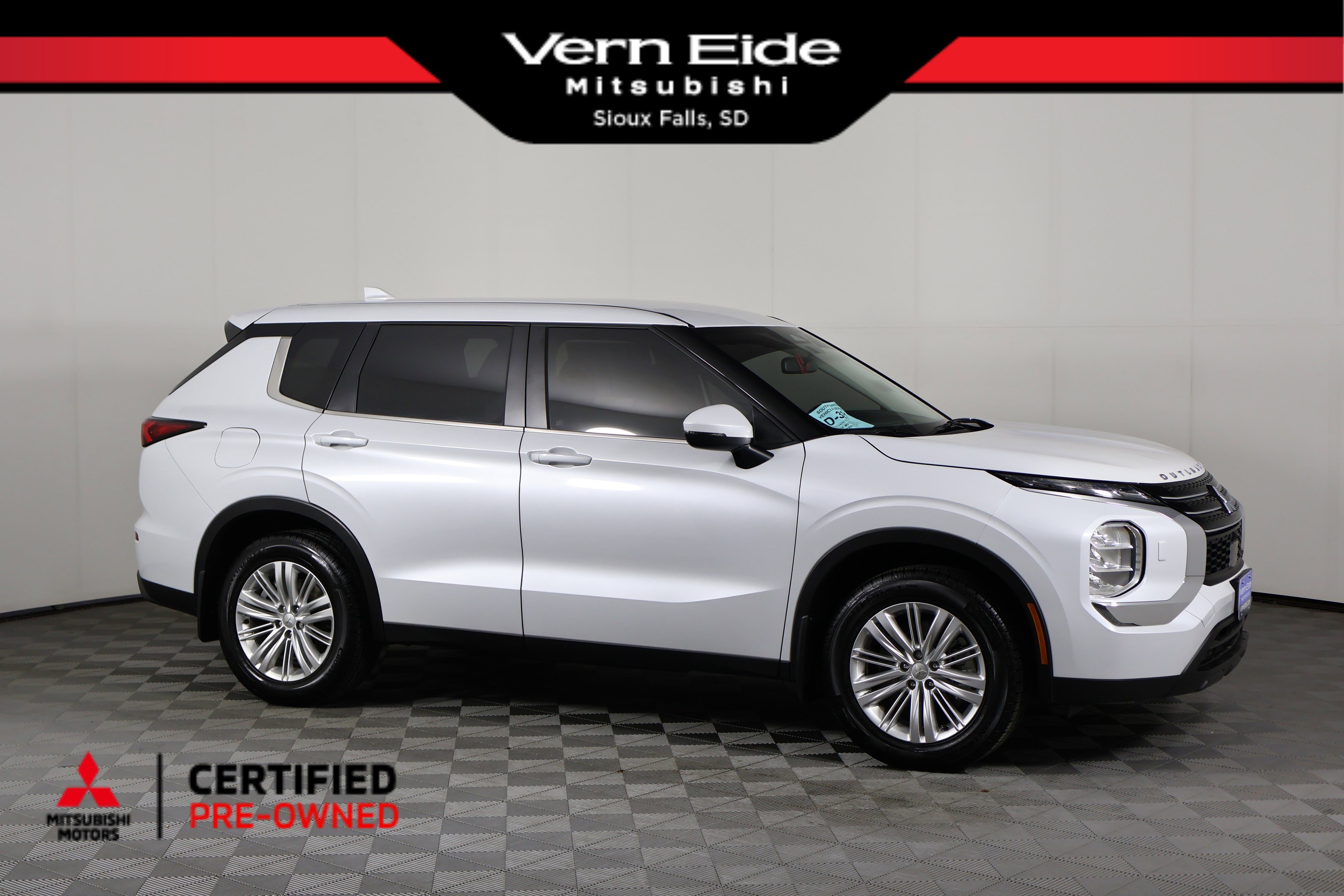 2023 Mitsubishi Outlander ES's photo