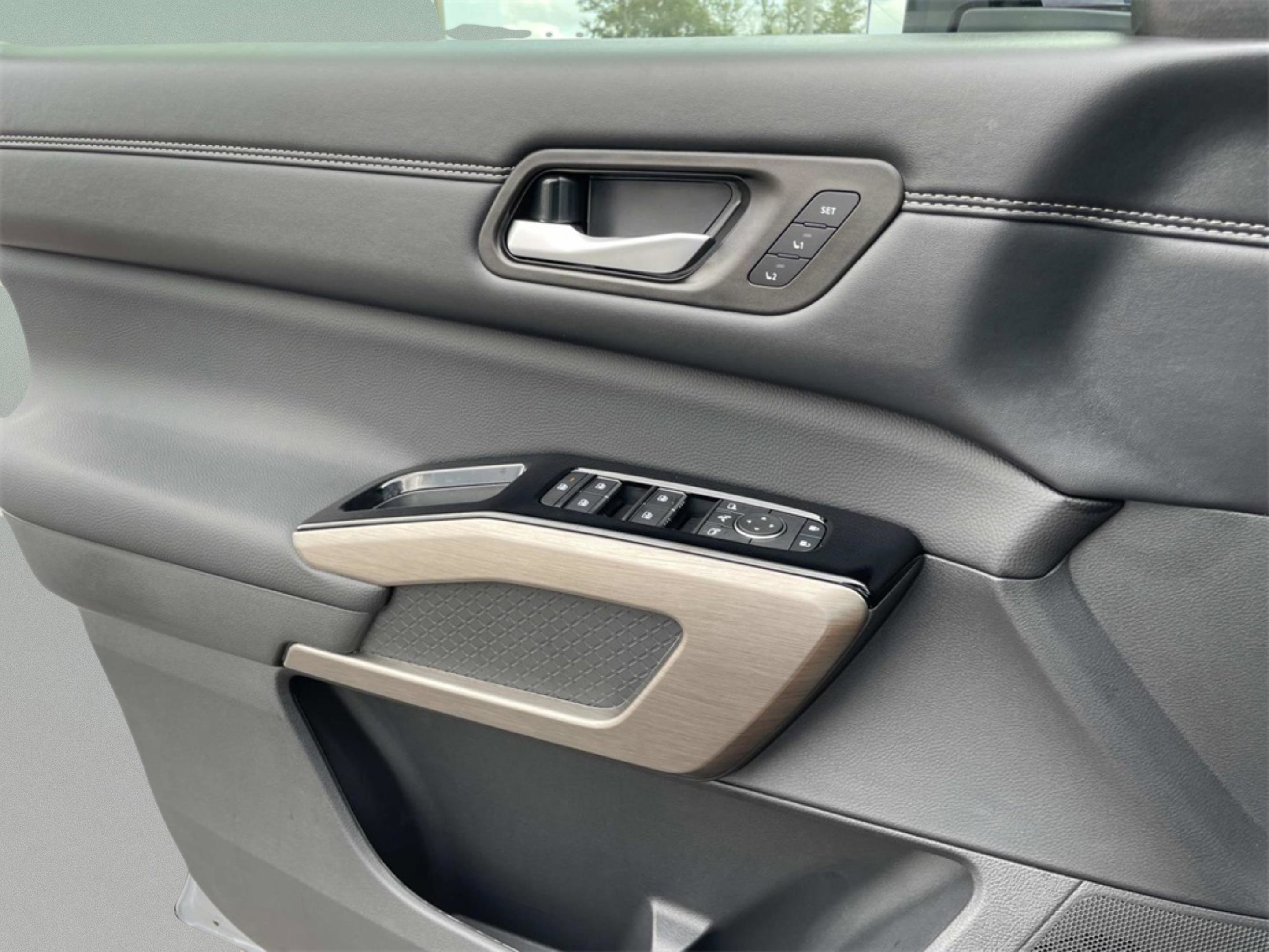 2025 Nissan Pathfinder Platinum photo 11