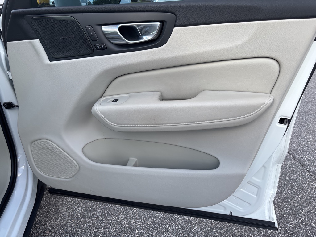 2022 Volvo XC60 B5 Inscription photo 23