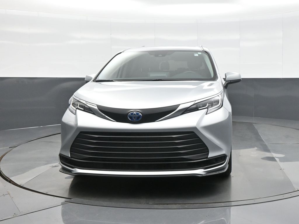 2023 Toyota Sienna LE photo 2