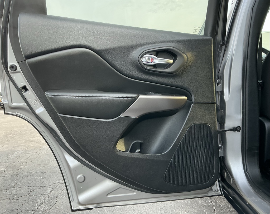 2019 Jeep Cherokee Latitude photo 38