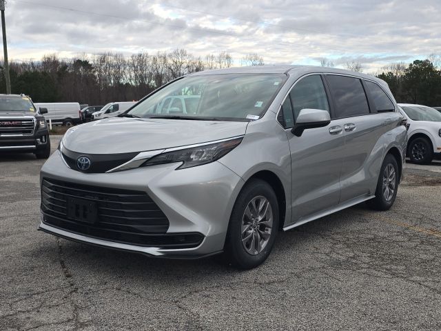2024 Toyota Sienna LE's photo